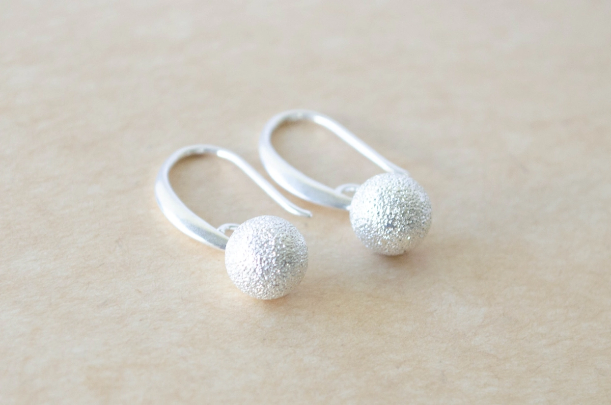 L-AR1050 Aros colgante con bolita arenada