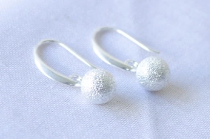 L-AR1050 Aros colgante con bolita arenada