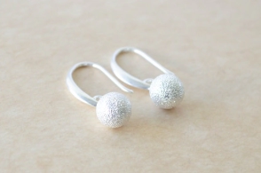 L-AR1050 Aros colgante con bolita arenada