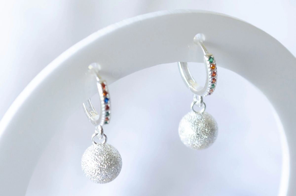 L-AR1051 Aros huggies con bolita arenada 