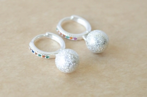 L-AR1051 Aros huggies con bolita arenada