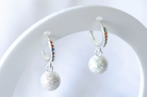 L-AR1051 Aros huggies con bolita arenada 