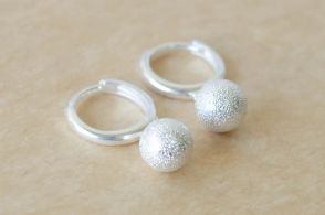 L-AR1052 Aros argollas con bolita arenada