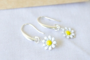 L-AR1054 Aros colgantes margaritas