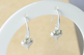 L-AR1055 Aros colgantes corazon arenado