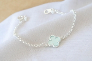 L-PU0157 Pulsera  con tr&eacute;bol CELESTE