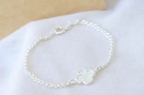L-PU0157 Pulsera  con tr&eacute;bol BLANCO