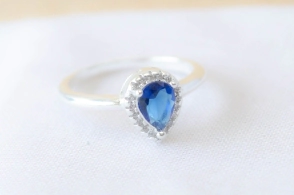 L-AN0175 Anillo gota cubic azul borde micropav