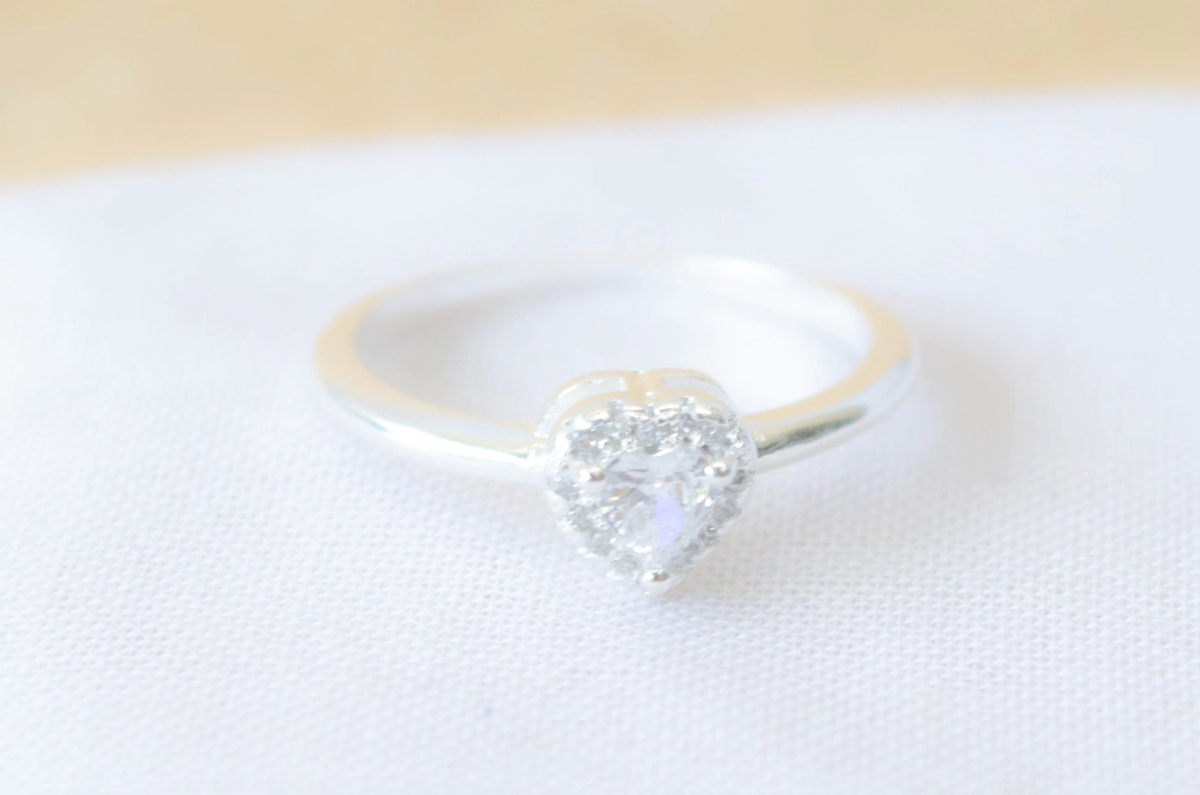 L-AN0174 Anillo corazon cubic borde micropave