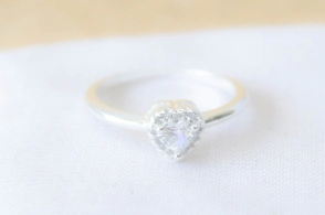 L-AN0174 Anillo corazon cubic borde micropave