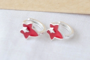 L-AR1060 Aros huggies con estrella alargada esmalte ROJO