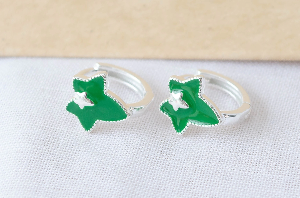 L-AR1060 Aros huggies con estrella alargada esmalte VERDE