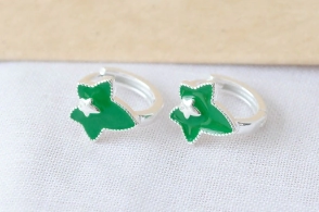 L-AR1060 Aros huggies con estrella alargada esmalte VERDE