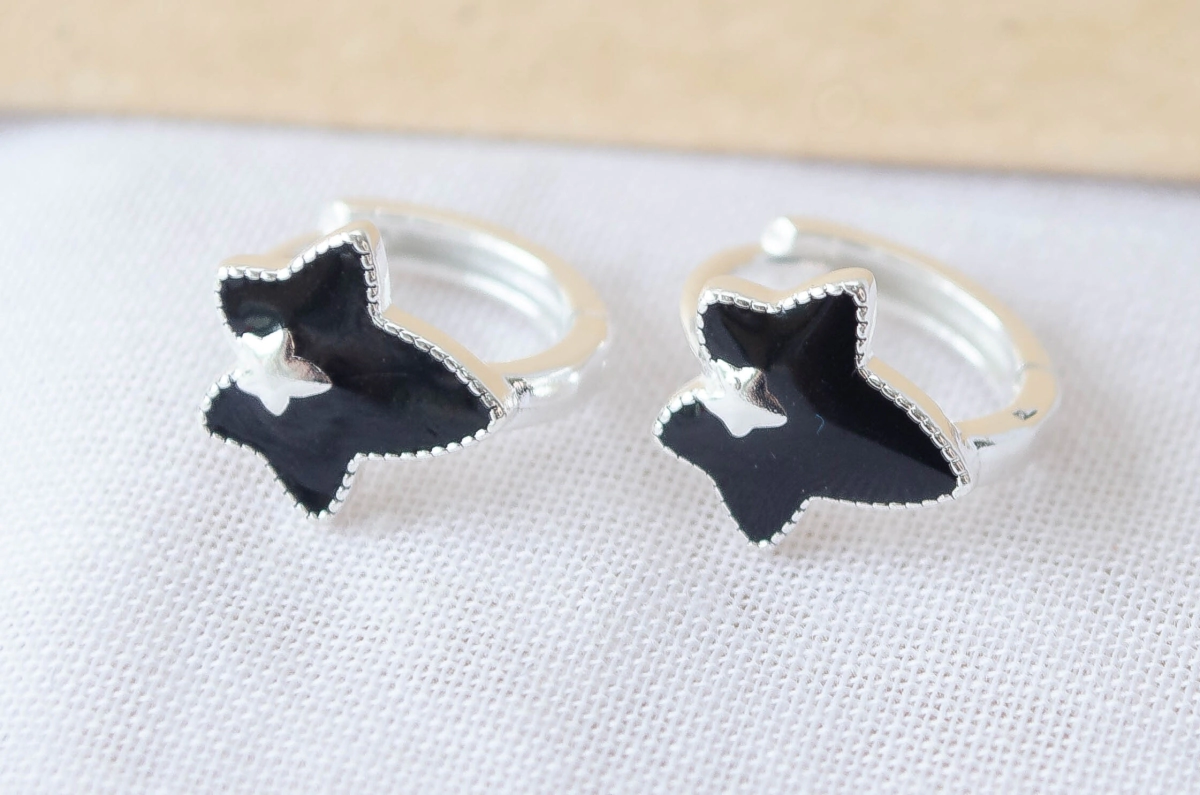 L-AR1060 Aros huggies con estrella alargada esmalte NEGRO