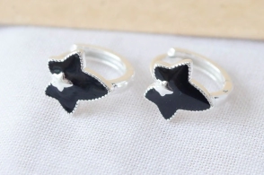 L-AR1060 Aros huggies con estrella alargada esmalte NEGRO