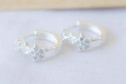 L-AR1064 Aros argollas estrellas 1.3cm