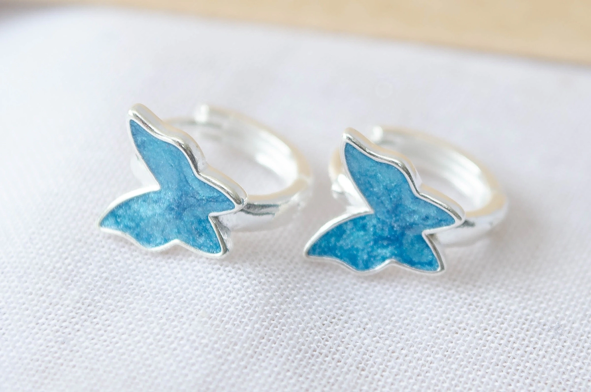 L-AR1061 Aros argollas mariposa esmalte 1.2CM CELESTE