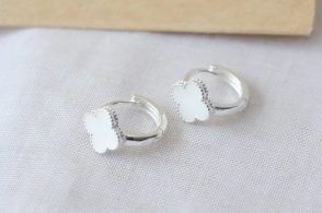 L-AR1062 Aros argollas 1.2cm flor TREBOL BLANCO