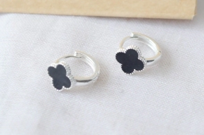 L-AR1062 Aros argollas 1.2cm flor TREBOL NEGRO