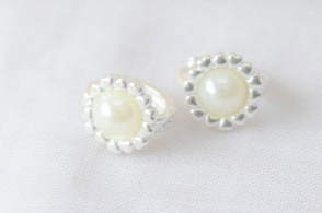 L-AR1063 Aros argollas flor perla PERLA