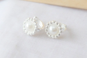 L-AR1063 Aros argollas flor perla BLANCO