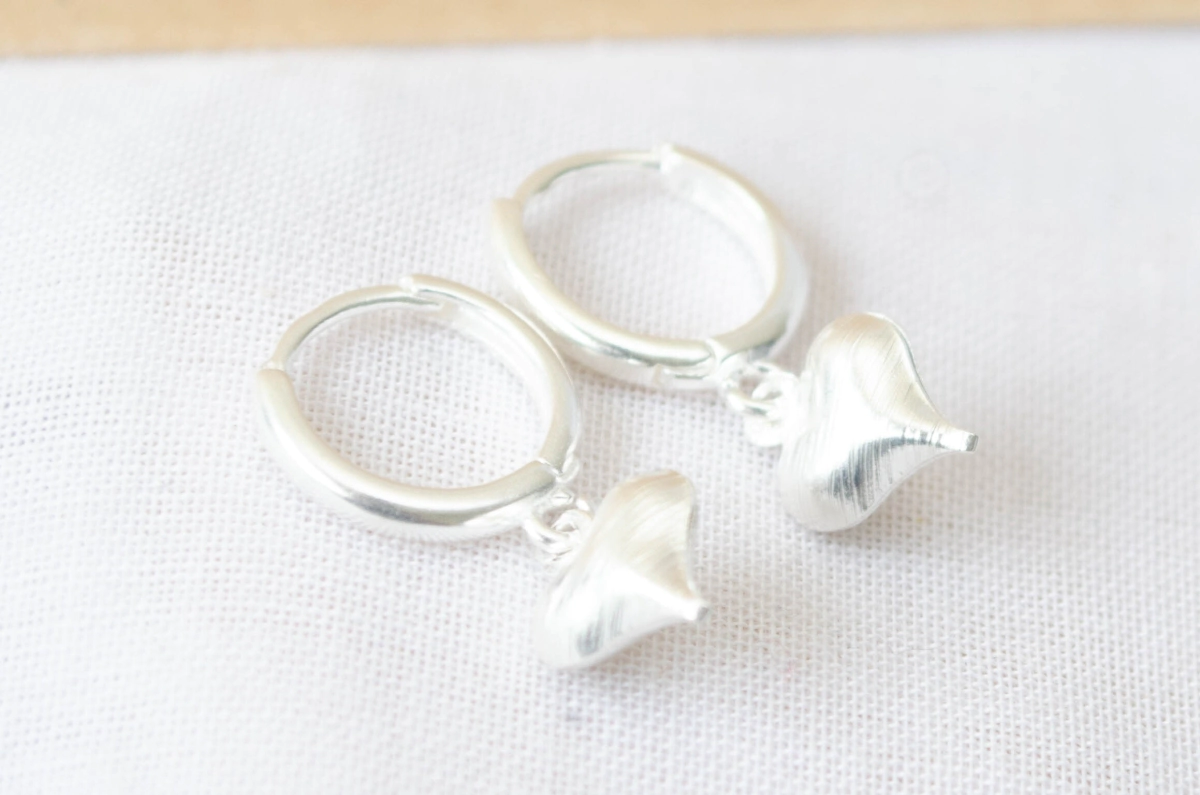 L-AR1082 Aros argollas con corazon arenado