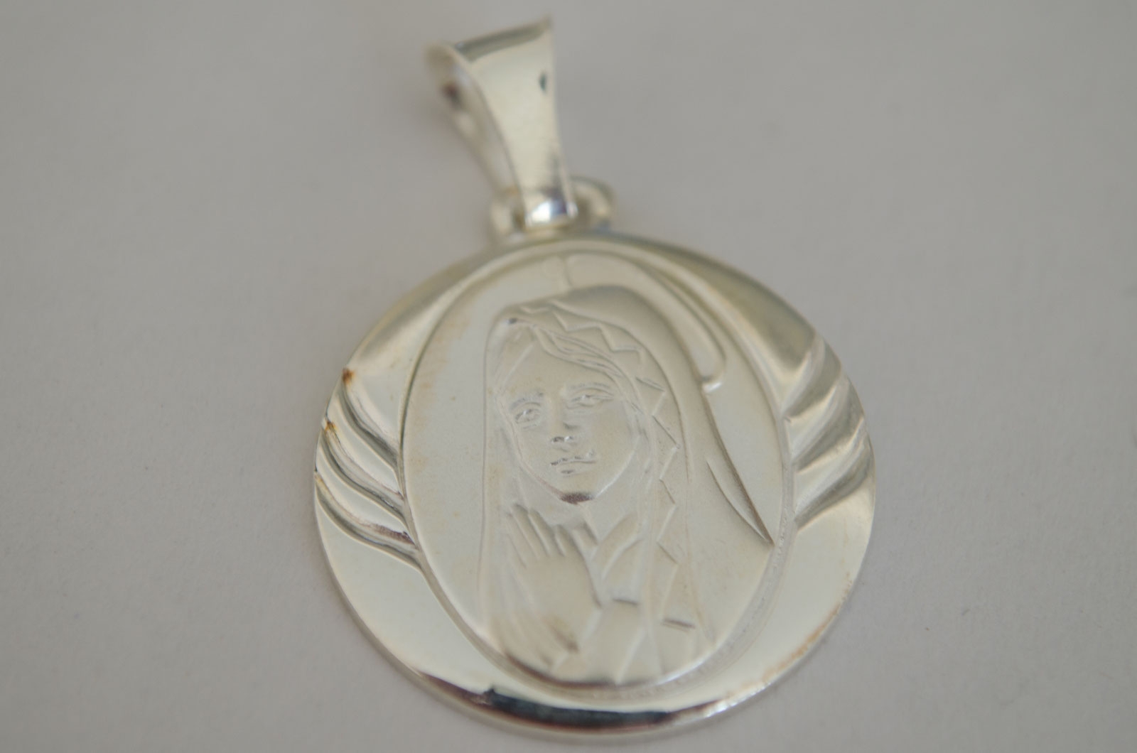 *Dije medalla maciza Virgen nia - 2.3cm