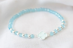 L-PU0173 Pulsera cristales elastizada trebol CELESTE