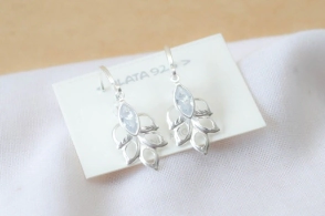 L-AR1075 Aros hojitas caladas con huggie transparente