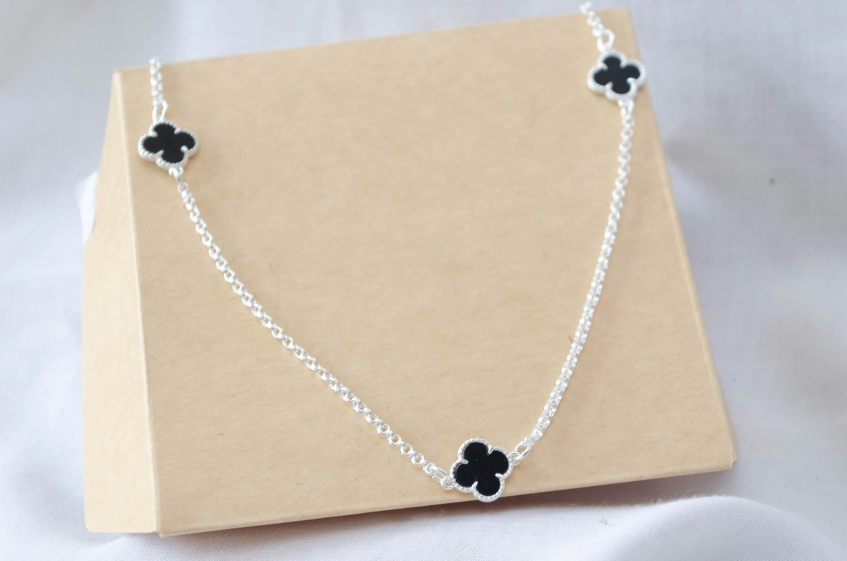 L-CA0366 Cadena 3 trebol flor negro