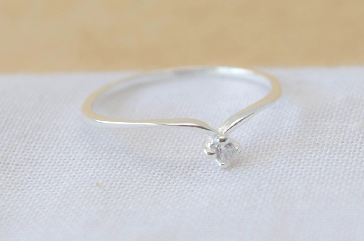 ANI0003 Anillo cubic en v