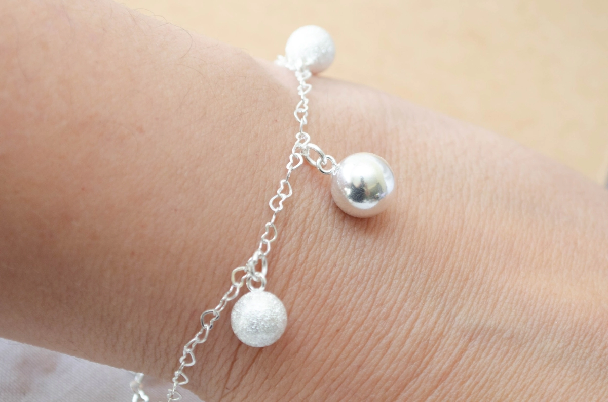 L-PU0194 Pulsera corazoncitos con 3 bolas