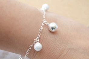 L-PU0194 Pulsera corazoncitos con 3 bolas