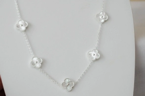 ABC0001 Cadena con flor tr&eacute;blol plata