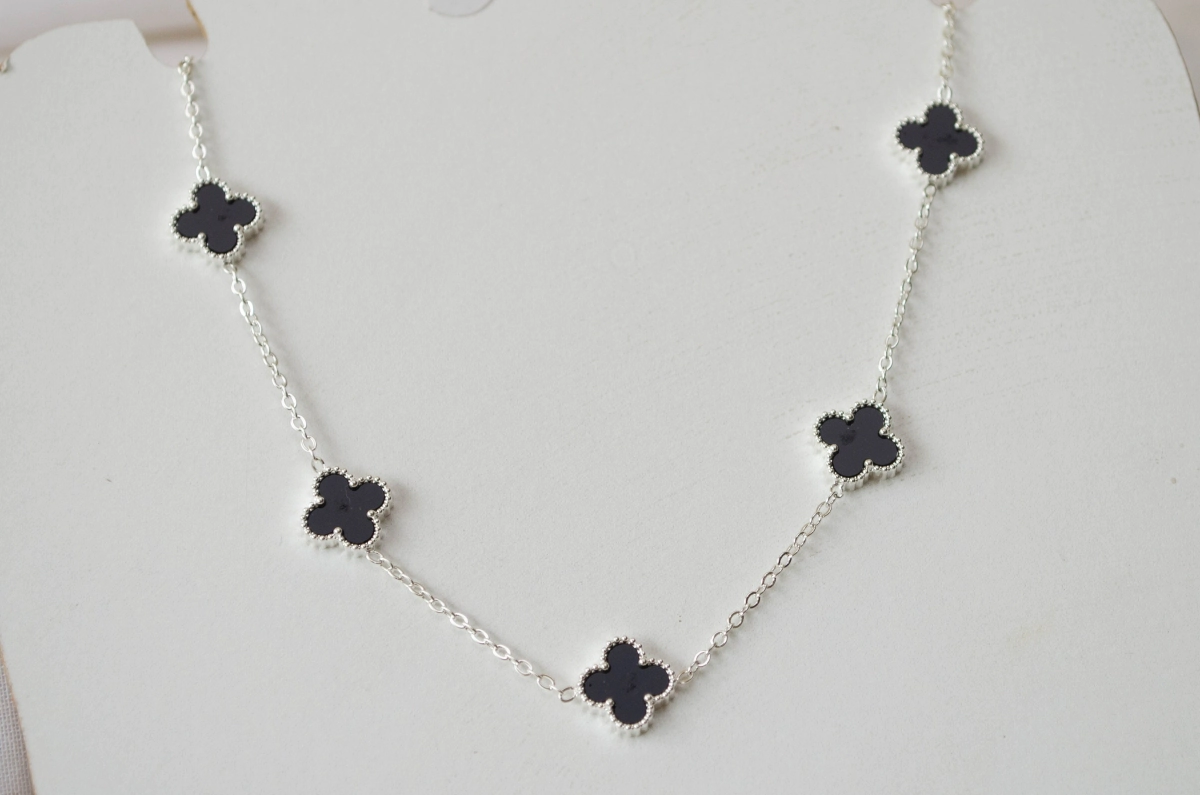 ABC0002 Cadena con flor trebol NEGRO