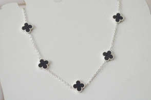 ABC0002 Cadena con flor trebol NEGRO