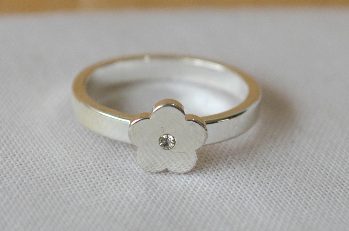 ABAN0008 Anillo flor centro cubic 