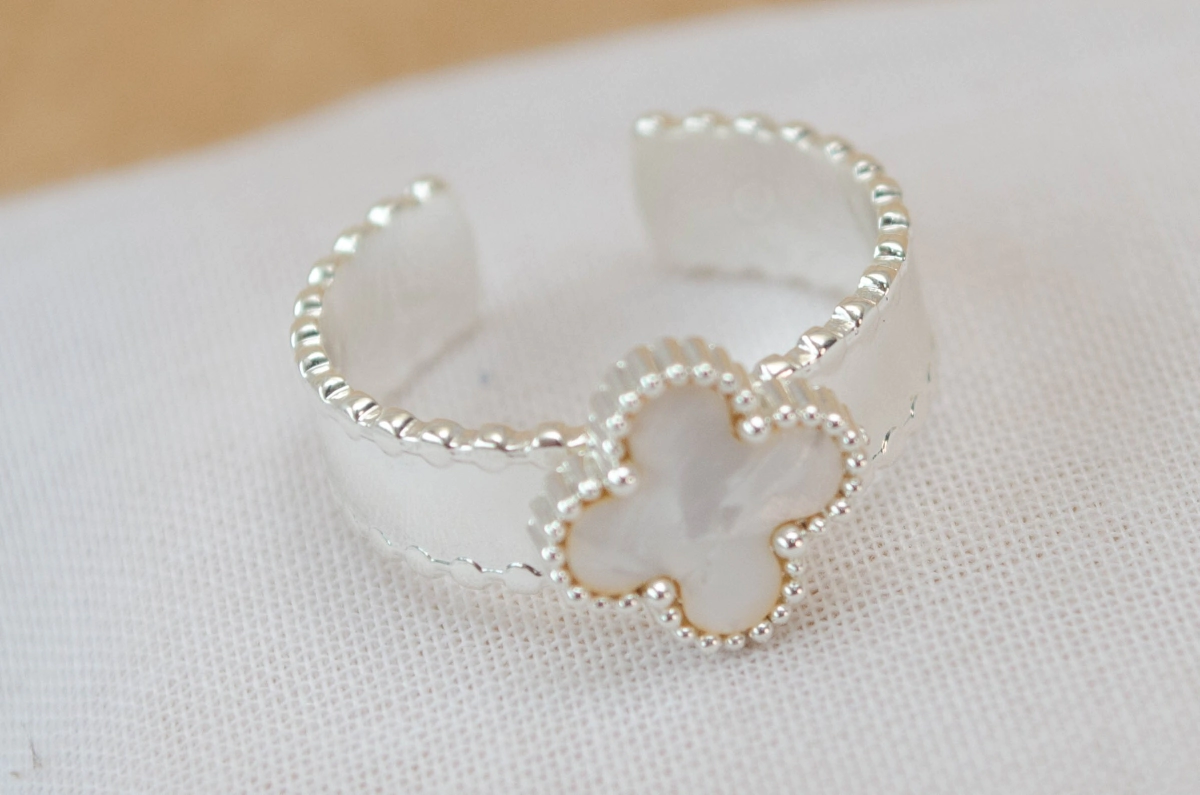 ABAN0007 Anillo flor trebol BLANCO