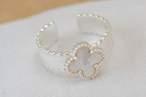 ABAN0007 Anillo flor trebol BLANCO