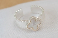 ABAN0007 Anillo flor trebol BLANCO