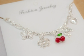 ABP0001 Pulsera 5 dijes con cubics y cereza centro