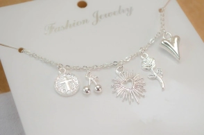 ABP0002 Pulsera fina con 5 dijes