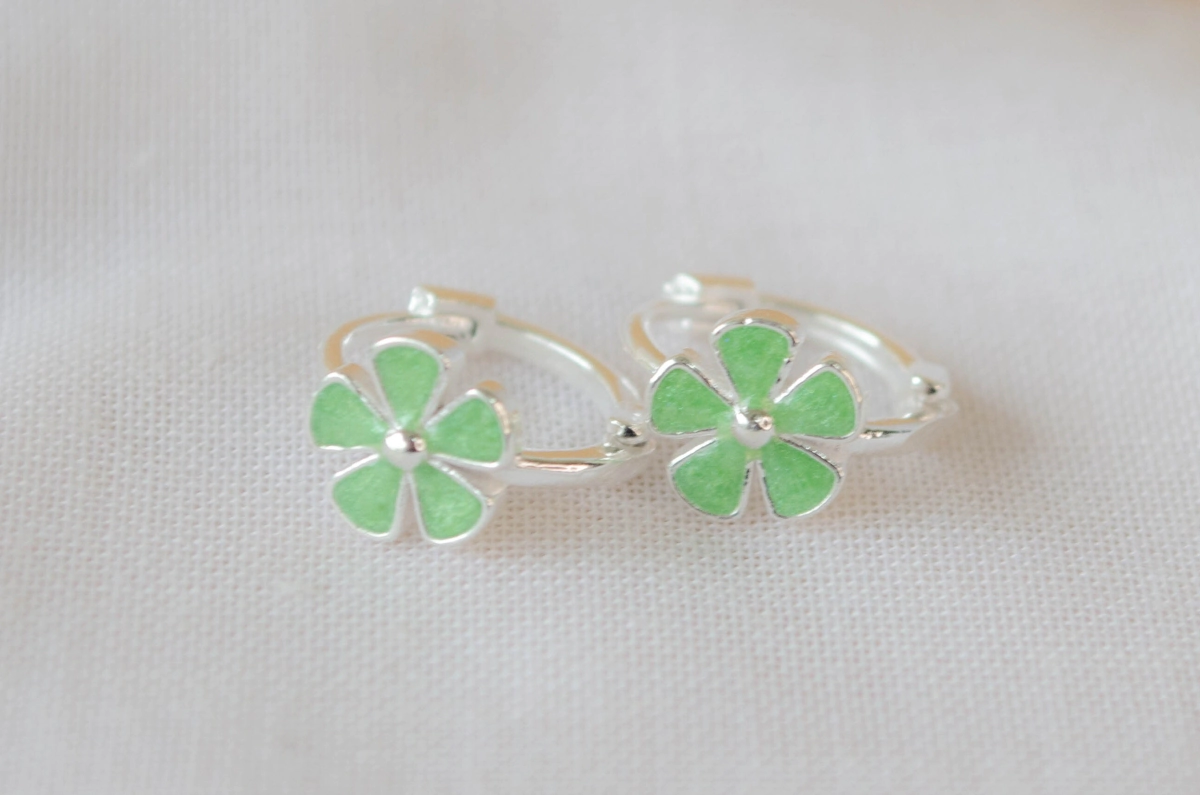 L-AR1190 Aros argollas con margarita resina VERDE 