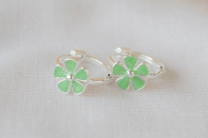 L-AR1190 Aros argollas con margarita resina VERDE 