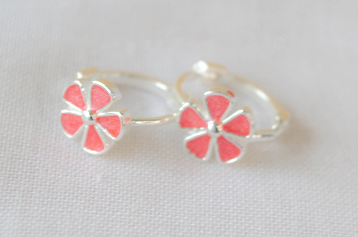 L-AR1190 Aros argollas con margarita resina ROJO