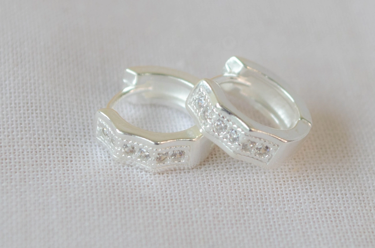 L-ARB0015 Aros huggies hexagonales brillos 1.3cm-