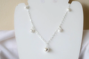 L-CA0374 Corbatero 80cm perlas y bolitas