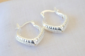 L-AR0108 Aros argollas en v corazon punta