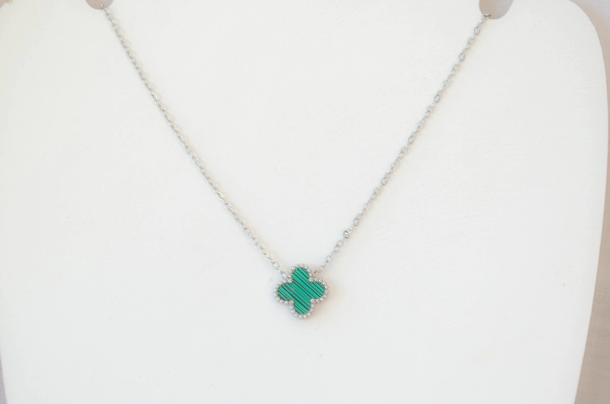 AQC0002 Cadena con flor trebol verde