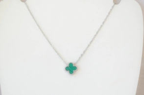 AQC0002 Cadena con flor trebol verde